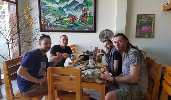 Hình ảnh: Những du khách nước ngoài đang ăn món ăn đặc sắc của xứ sở sương mù